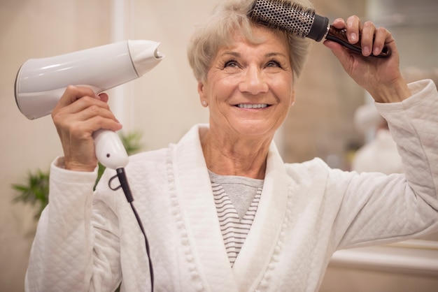 Photo gratuite doit garder mes cheveux en bon état