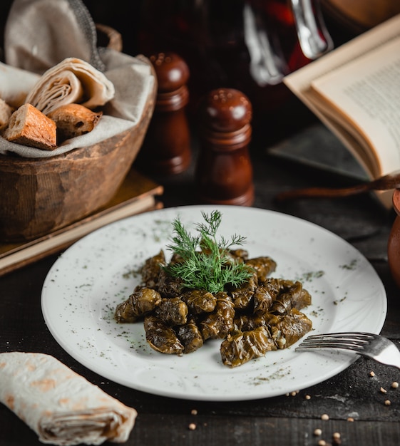 Dolma azéri à partir de feuilles de vigne