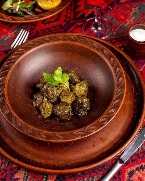 Photo gratuite dolma feuille traditionnelle sur la table