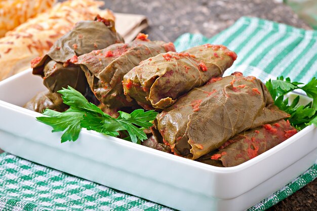 Photo gratuite dolma, feuilles de vigne farcies, cuisine turque et grecque