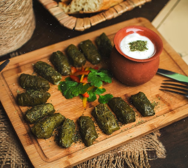 Un dolma vert vue de dessus avec du yaourt sur le front