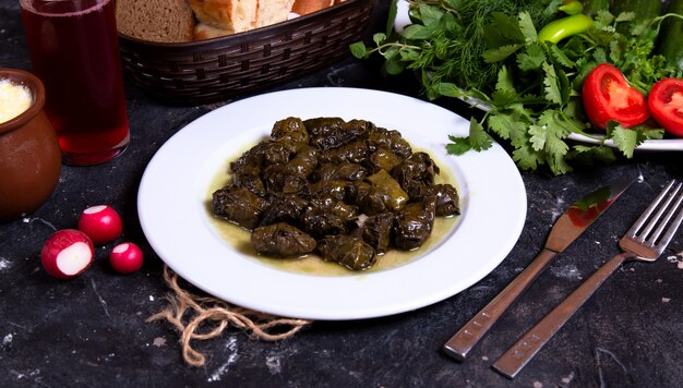 Dolma verte d'Azerbaïdjan avec herbes et légumes