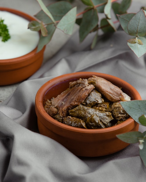 Photo gratuite dolmasi yarpag azerbaïdjanais avec barbecue de viande dans un bol en poterie.