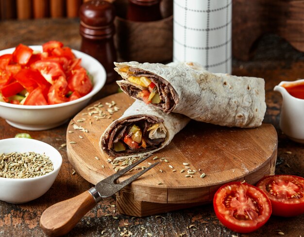 Doner au lavash servi avec tomate