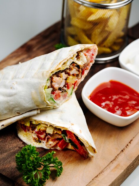 Doner enveloppé dans du lavash avec frites et ketchup