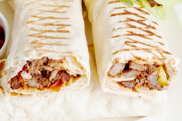 Photo gratuite doner enveloppé dans du lavash