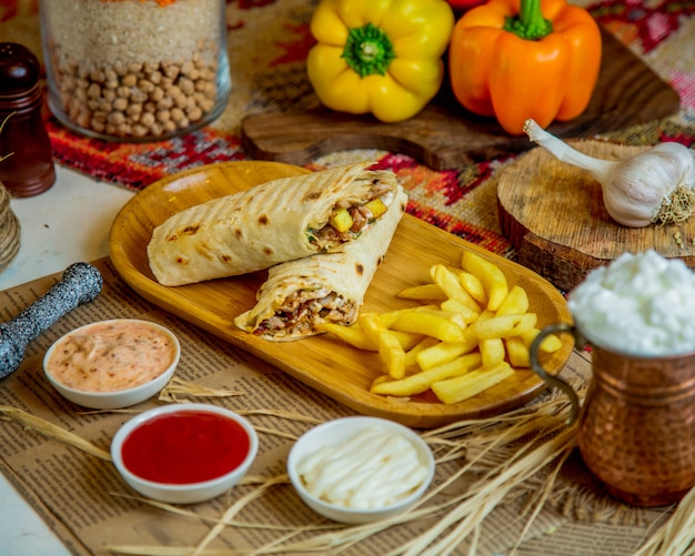 Photo gratuite doner en lavash avec frites