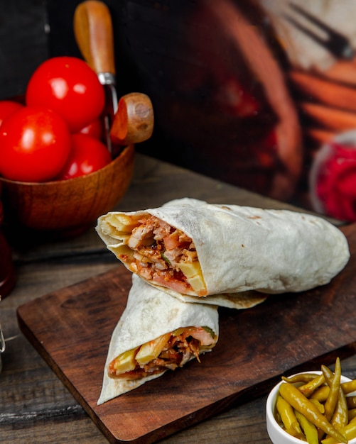 Doner de poulet en lavash sur planche de bois