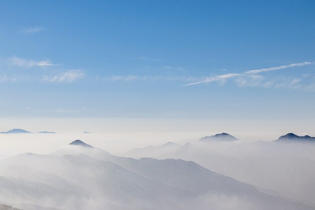 Donnant sur une chaîne de montagnes recouverte d'un brouillard blanc