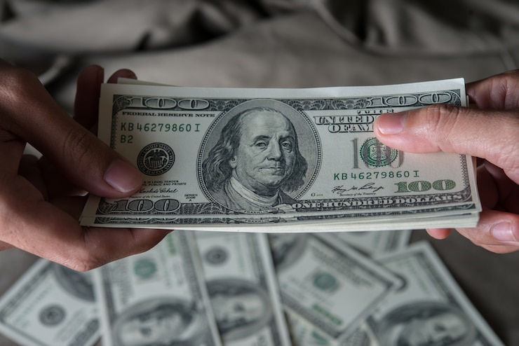 Photo gratuit donner de l'argent aux états-unis dollar (usd)