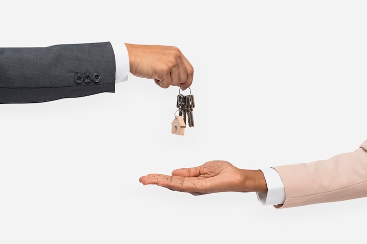 Photo gratuit donner la main à l'agent immobilier clé