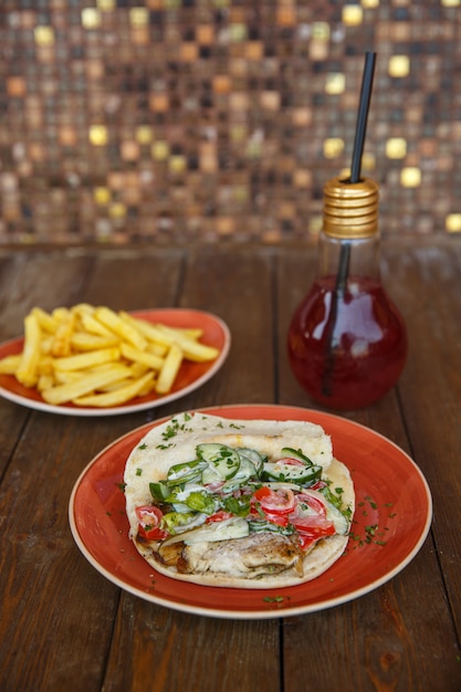 Photo gratuite donneur de poulet avec des légumes et des herbes dans du pain pita