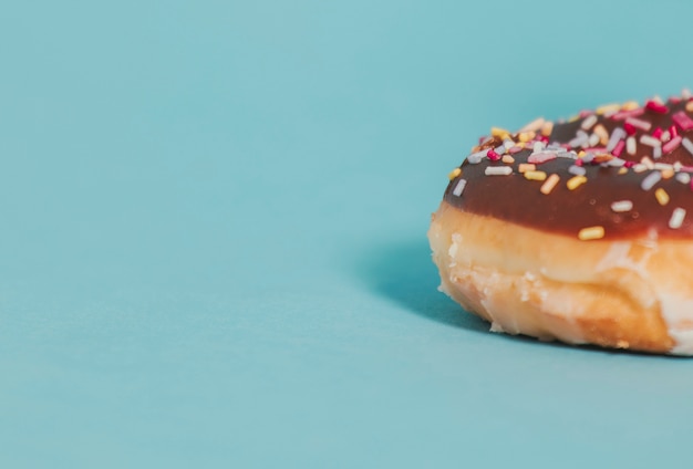 Donut glacé savoureux avec des pépites