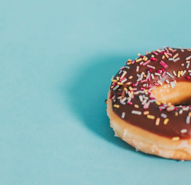 Donut glacé savoureux avec des pépites