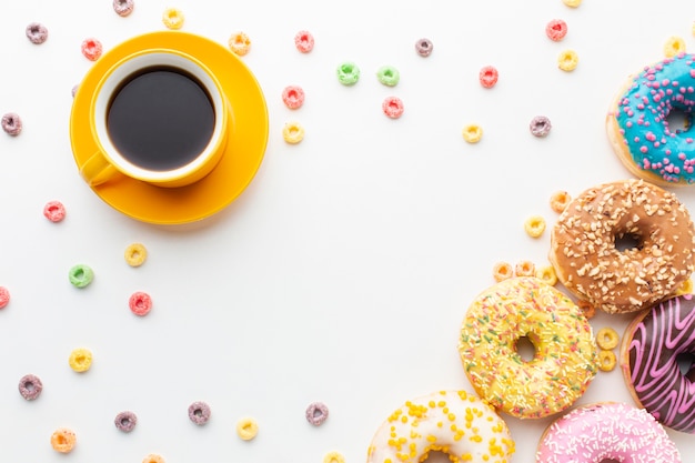 Donuts et café vue de dessus