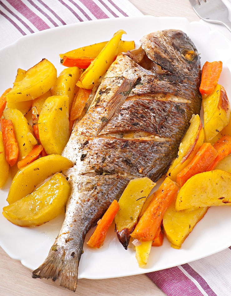 Photo gratuit dorada au four avec pommes de terre