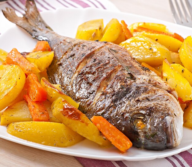 Dorada au four avec pommes de terre