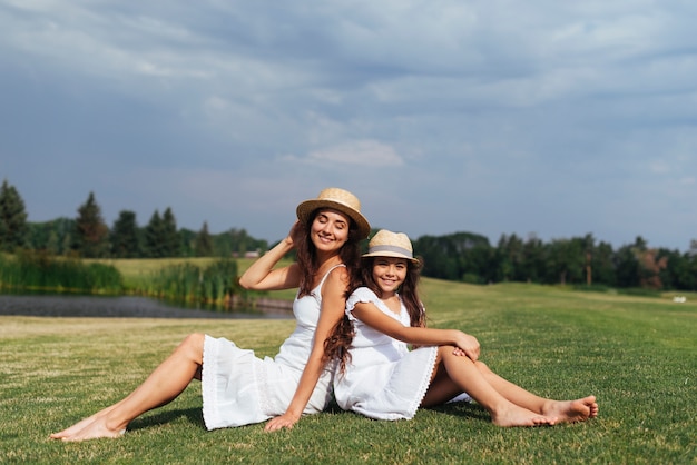 Dos à dos mère et fille en plein air