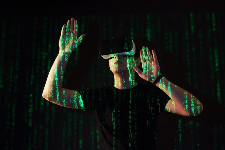 Photo gratuit la double exposition d'un homme caucasien et d'un casque de réalité virtuelle vr est vraisemblablement un joueur ou un pirate informatique déchiffrant le code dans un réseau ou un serveur sécurisé, avec des lignes de code en vert