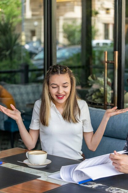 Douce dame assise au restaurant et souriante