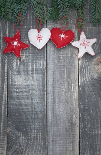Douce décoration de Noël d'étoiles et de coeurs