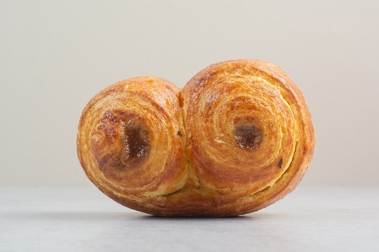Photo gratuit douce délicieuse pâtisserie à bord noir.