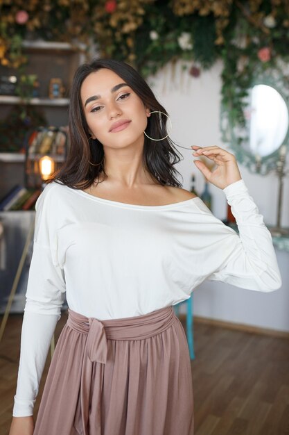 Douce fille souriante étirant ses cheveux et souriant Photo de haute qualité