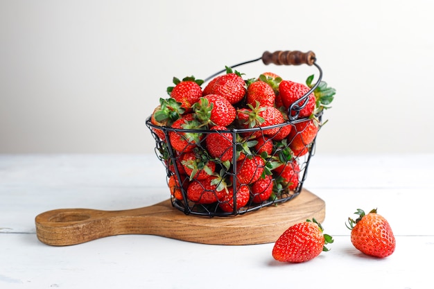 Douces fraises dans le panier, vue de dessus