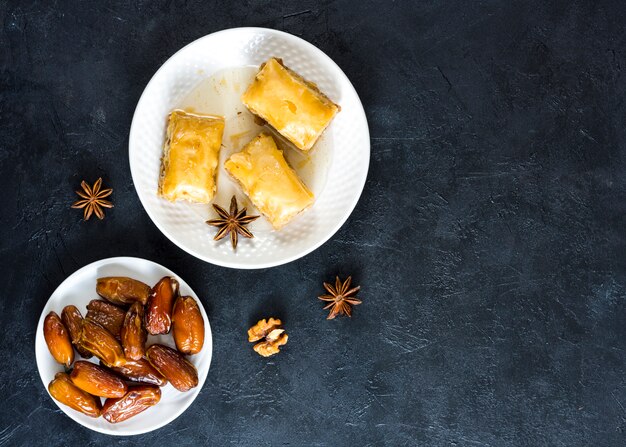 Douceurs orientales aux fruits de dattes sur tableau noir