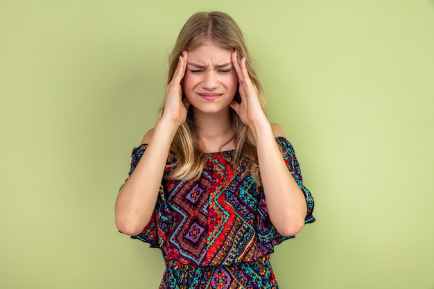 Douleur jeune femme blonde tenant sa tête