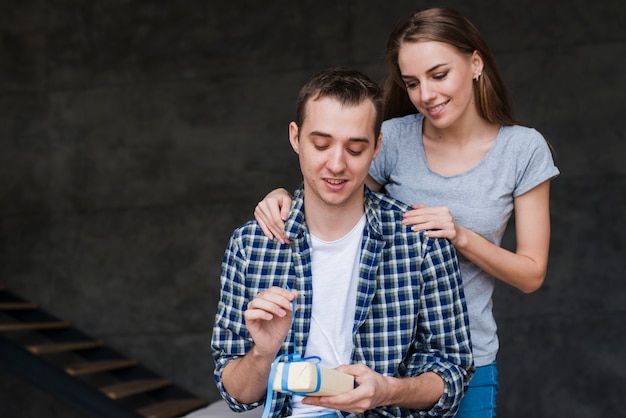 Doux couple présentant un cadeau