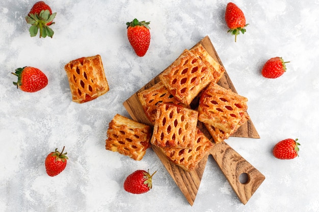 Doux délicieux biscuits aux fraises avec des fraises mûres, vue de dessus