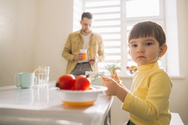 Doux enfant vêtu de jaune et son père