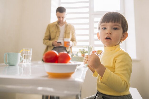 Doux enfant vêtu de jaune et son père