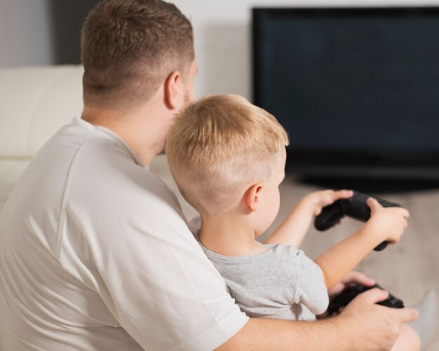 Photo gratuite doux moment avec père et fils jouant