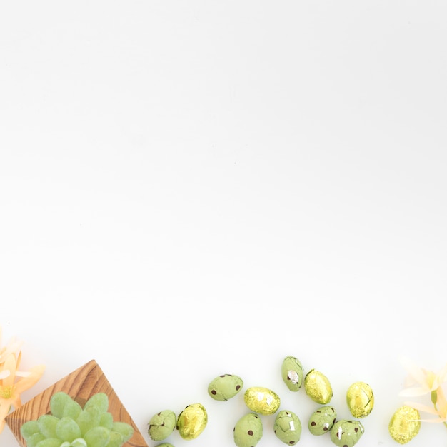 Doux oeufs près de raisin sur planche de bois