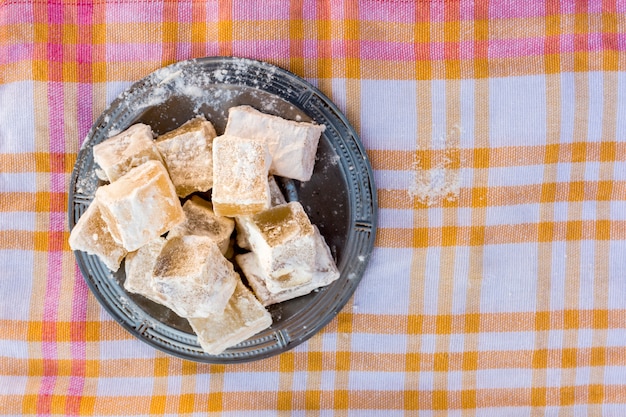 Doux plaisir turc sur le tissu à carreaux