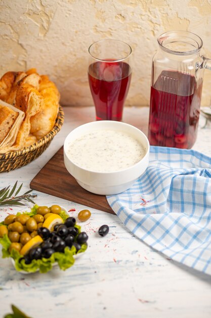 Dovga, yayla, soupe caucasienne à base de yaourt et servie avec des olives