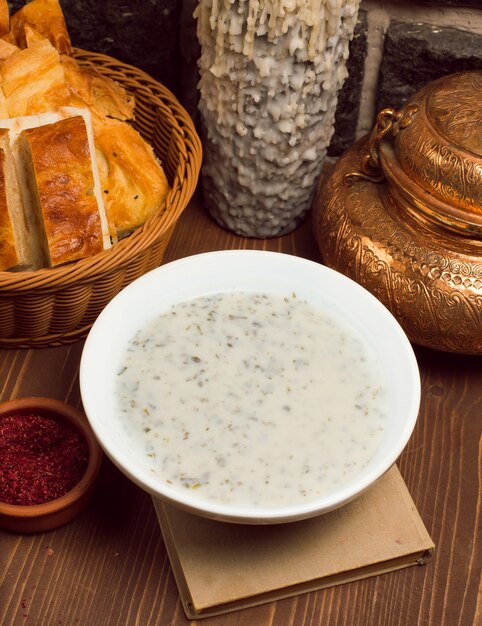 Dovga, yayla, soupe caucasienne à base de yaourt