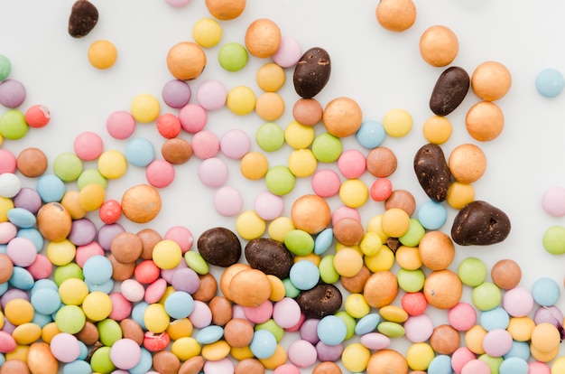 Dragées et bonbons au chocolat multicolores