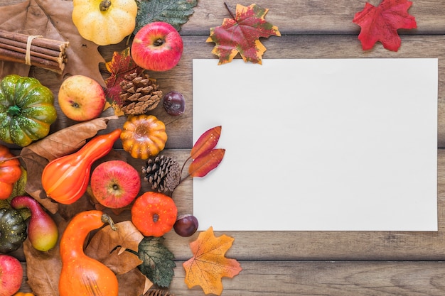 Drap blanc près du feuillage et des légumes