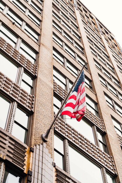 Drapeau américain sur les gratte-ciel