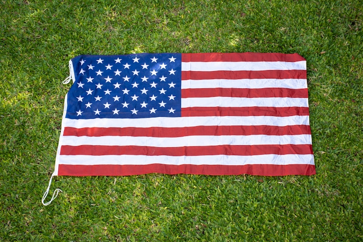 Photo gratuit drapeau américain sur l'herbe