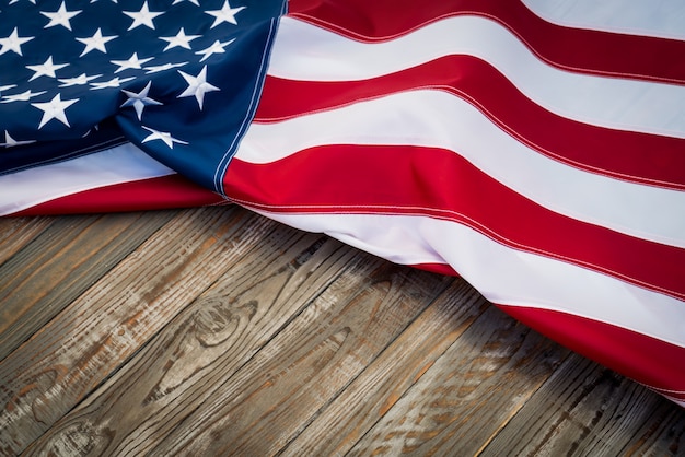 drapeau américain sur une table en bois foncé