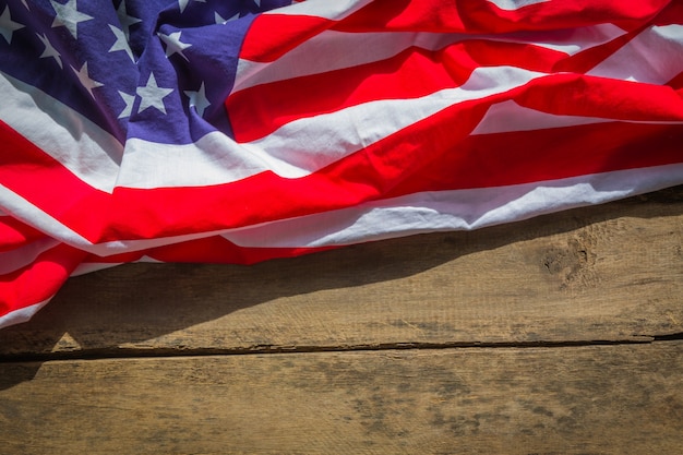 drapeau américain sur une table en bois