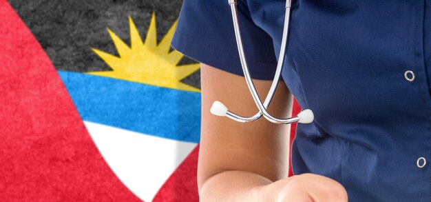 Drapeau d'Antigua-et-Barbuda femme médecin avec stéthoscope, système de santé national