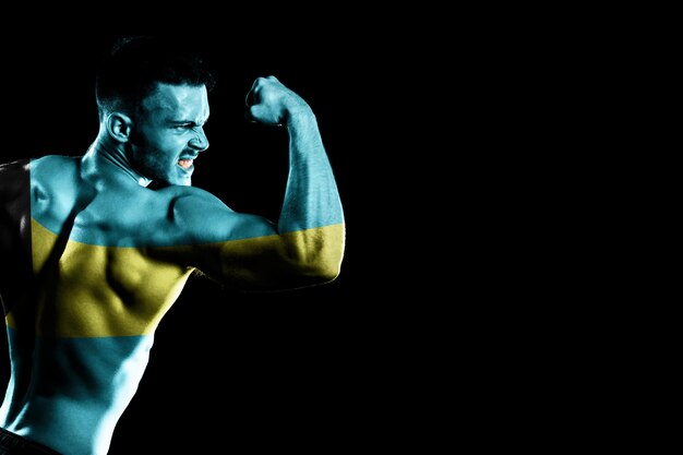 Drapeau des Bahamas sur fond noir beau jeune homme musclé