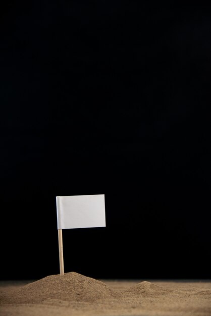 Drapeau blanc sur la lune sur la surface sombre