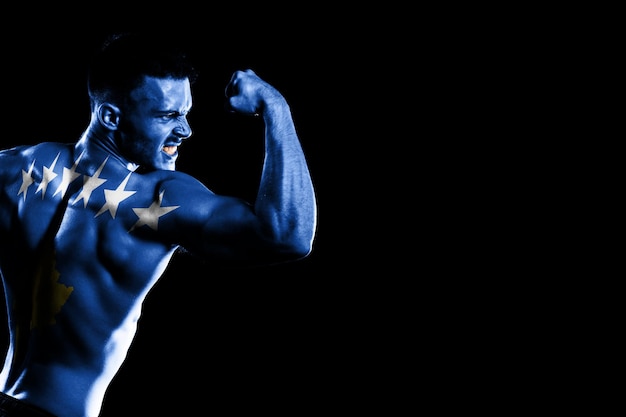 Drapeau du Kosovo sur fond noir beau jeune homme musclé