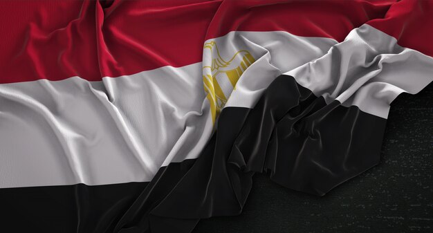 Drapeau de l&#39;Egypte enroulé sur fond sombre 3D Render